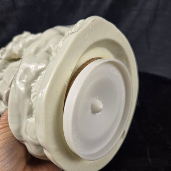 Santa And Reindeer Music Box Cream Gold Accents Works Plays "White Christmas" - Picture 16 of 16